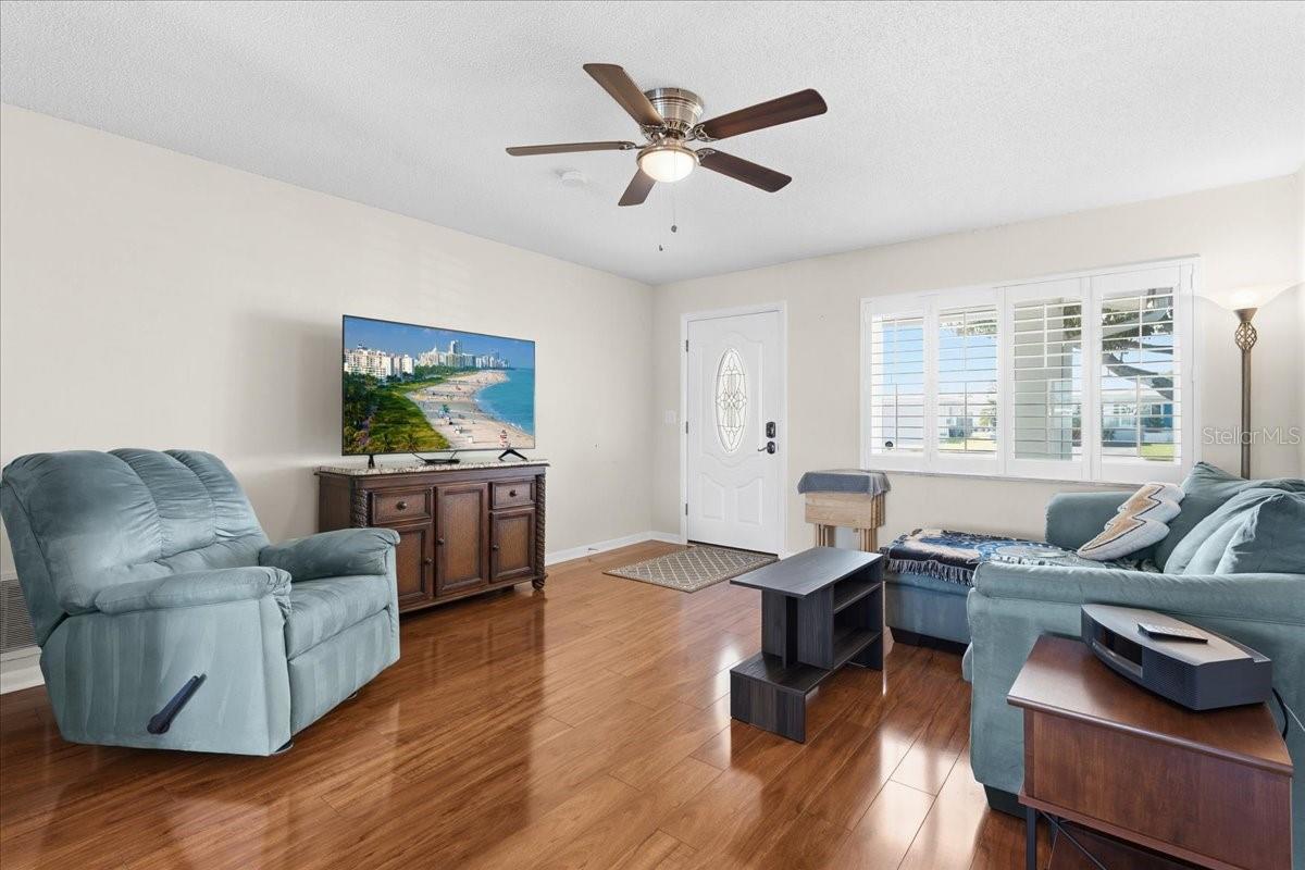 Image 8 of 50 For 9875 Mainlands Boulevard W