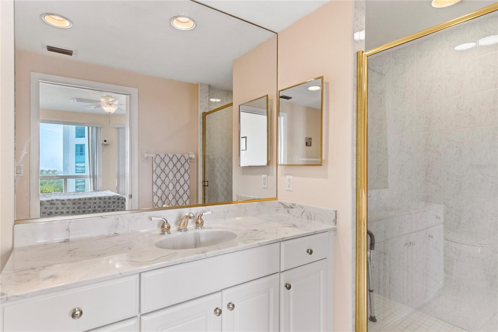 Image 40 of 63 For 1180 Gulf Boulevard 906