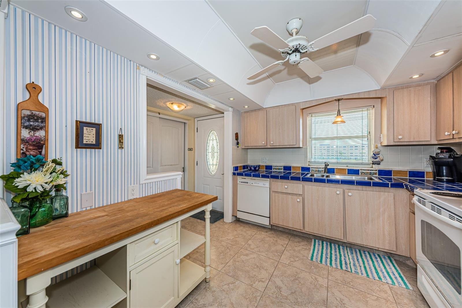 Image 10 of 64 For 4750 Cove Circle 303