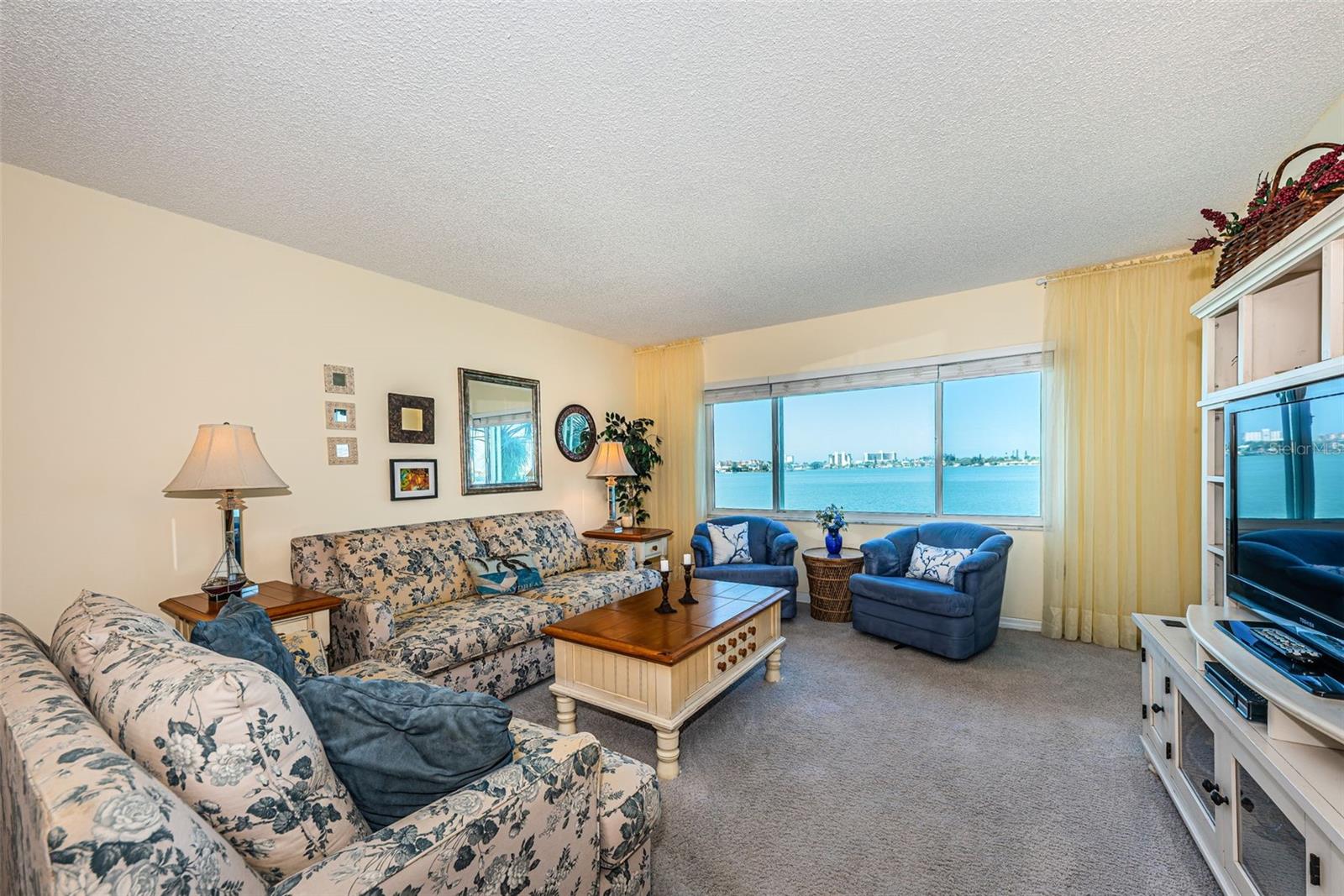 Image 18 of 64 For 4750 Cove Circle 303