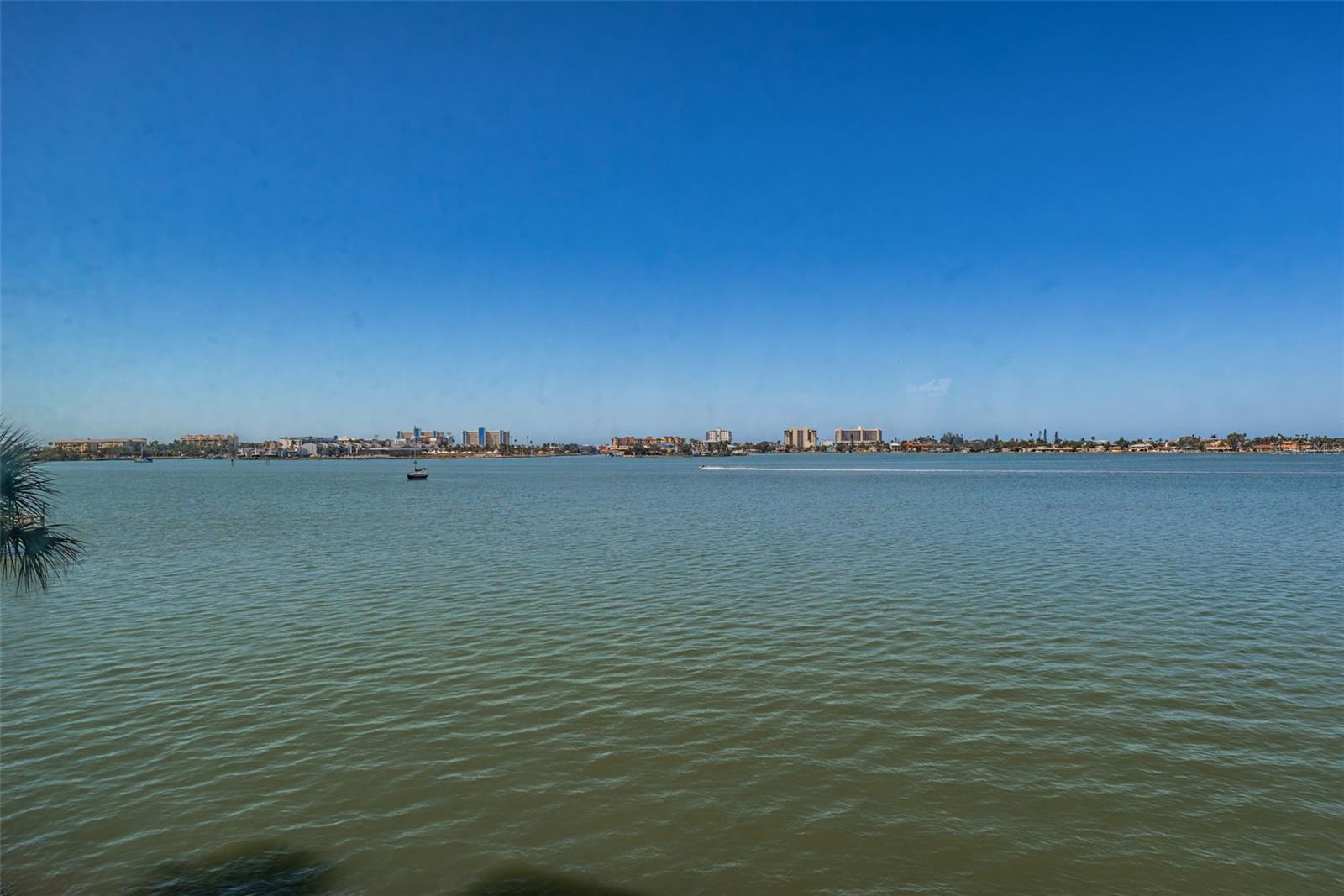 Image 4 of 64 For 4750 Cove Circle 303