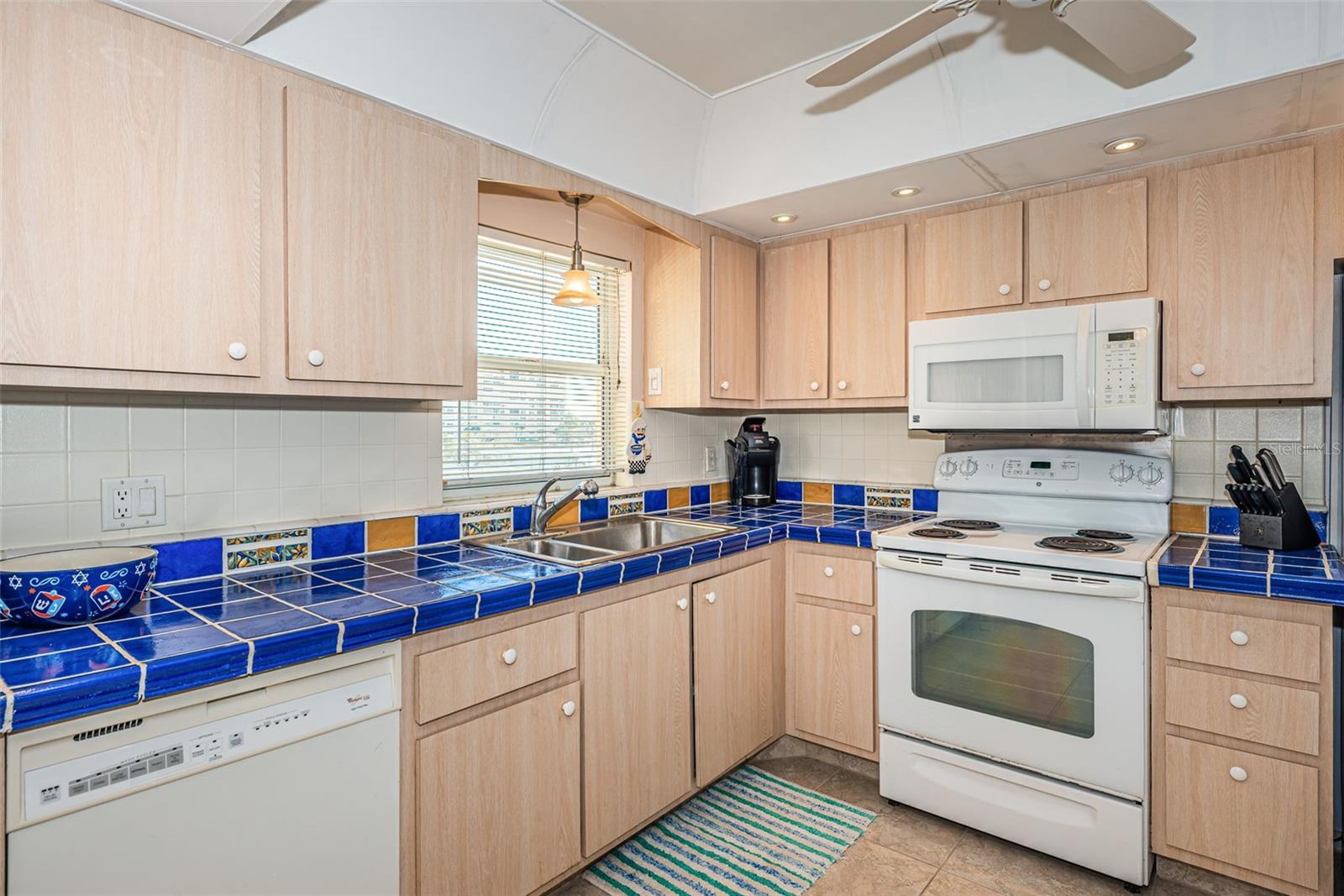 Image 9 of 64 For 4750 Cove Circle 303