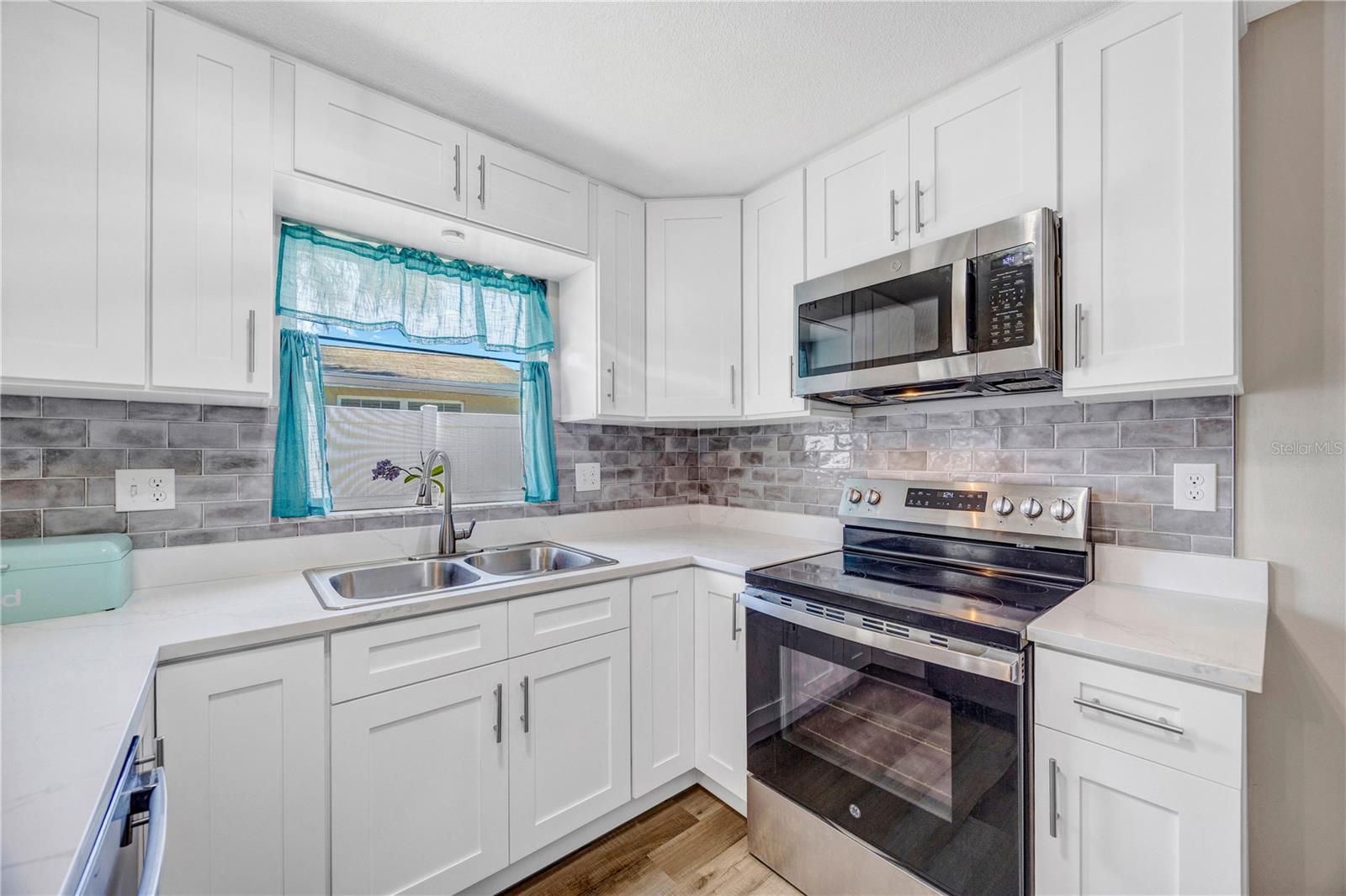 Image 15 of 59 For 2155 Edythe Dr