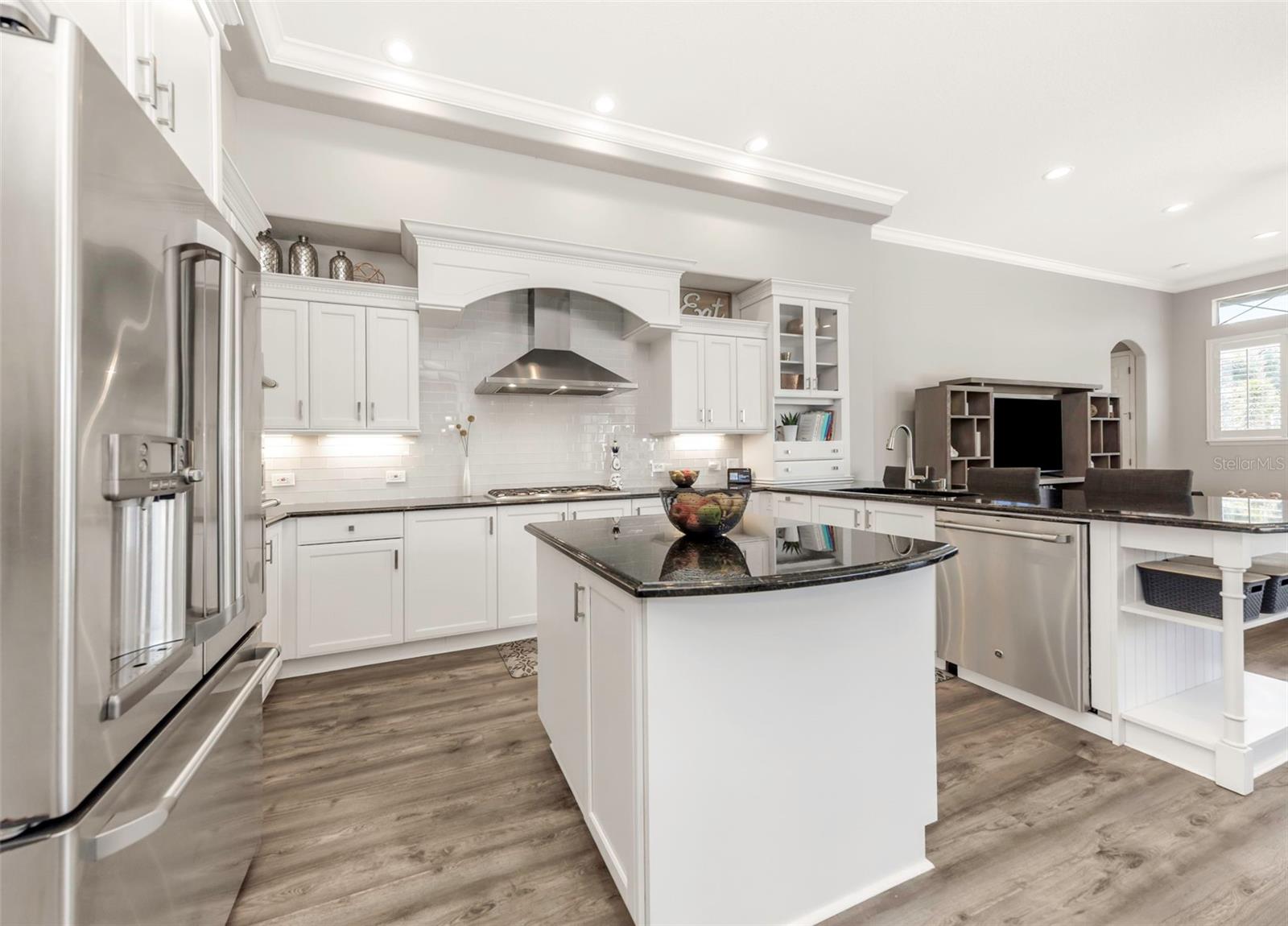 Listing photo id 10 for 3716 Janus Way