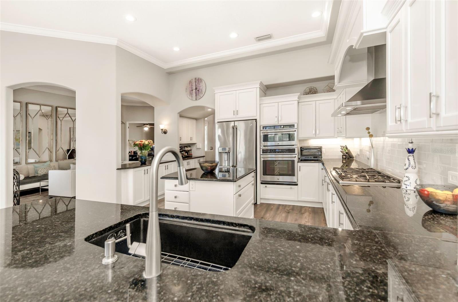 Listing photo id 12 for 3716 Janus Way