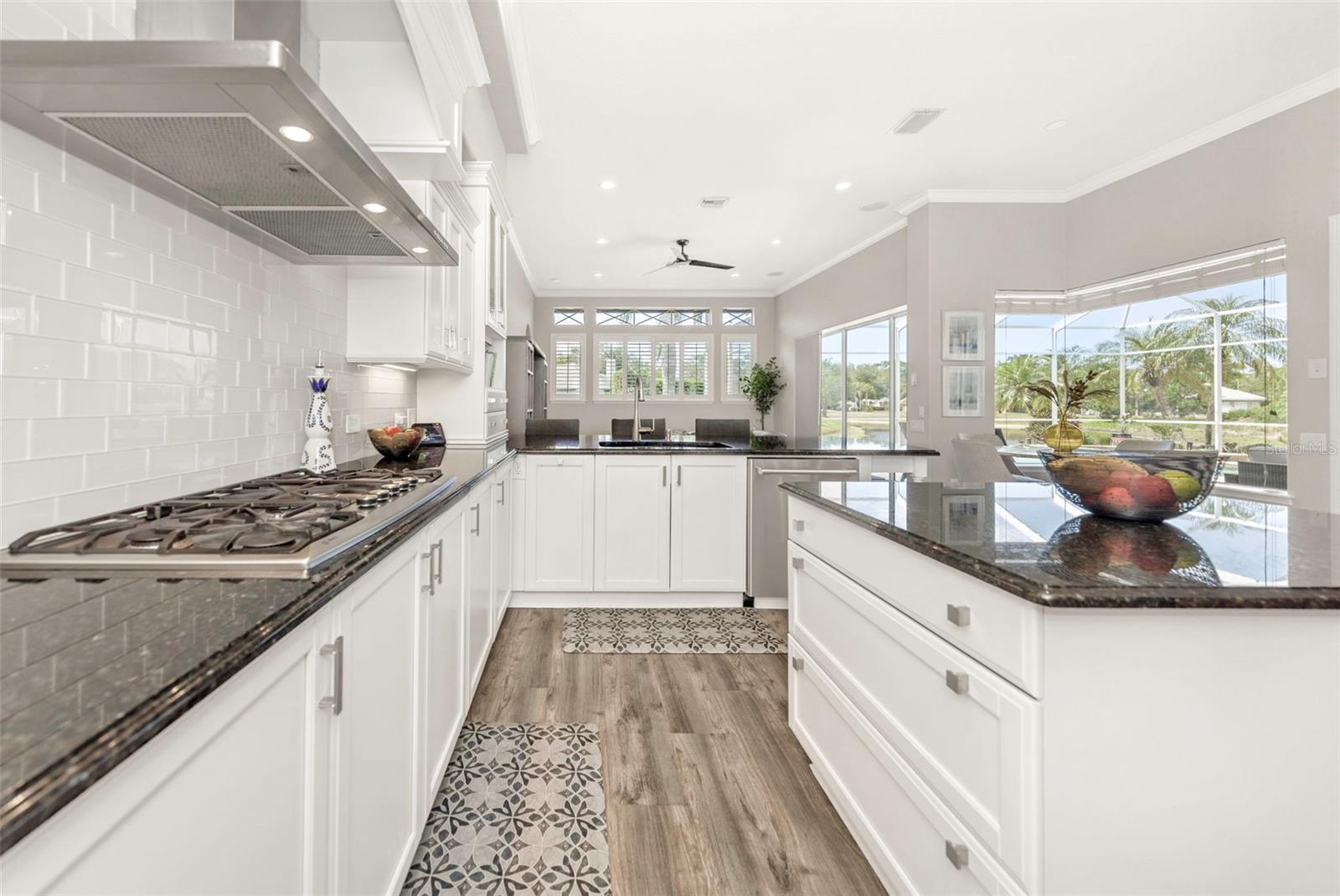 Listing photo id 13 for 3716 Janus Way