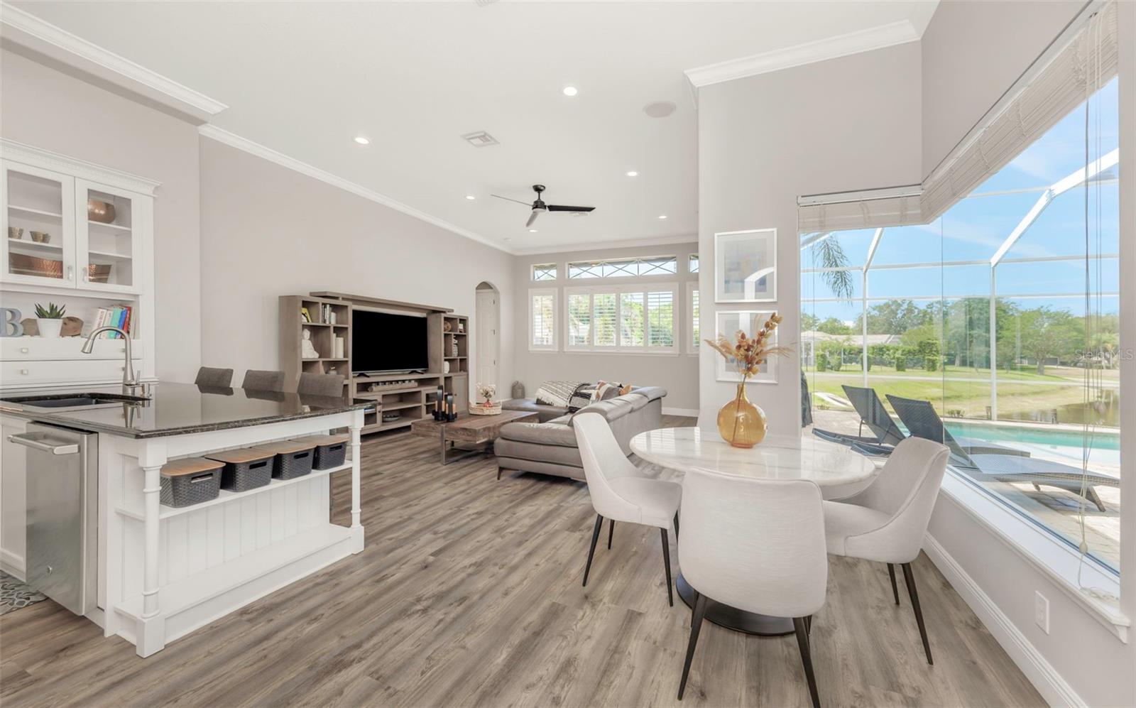 Listing photo id 14 for 3716 Janus Way