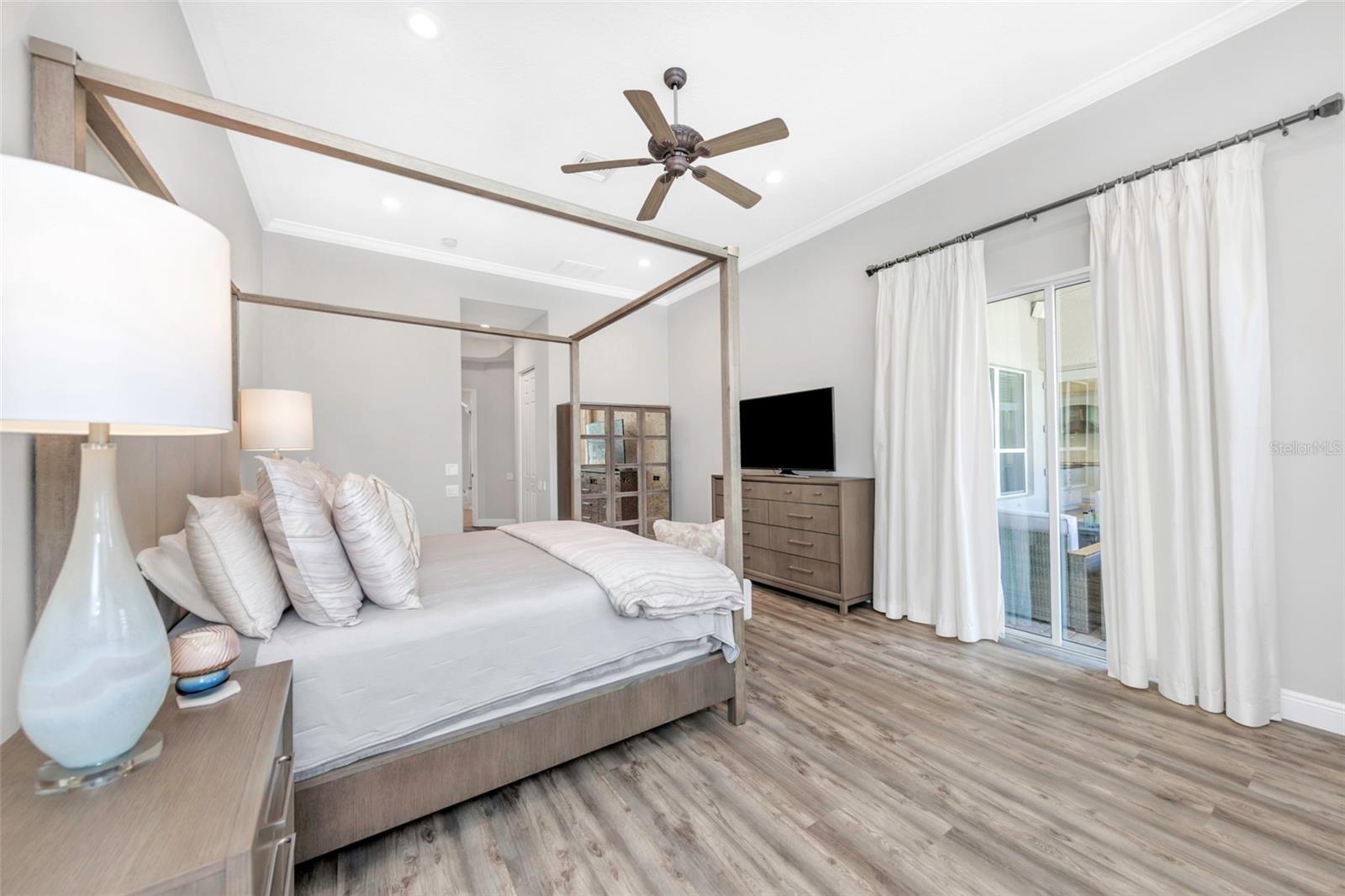 Listing photo id 21 for 3716 Janus Way