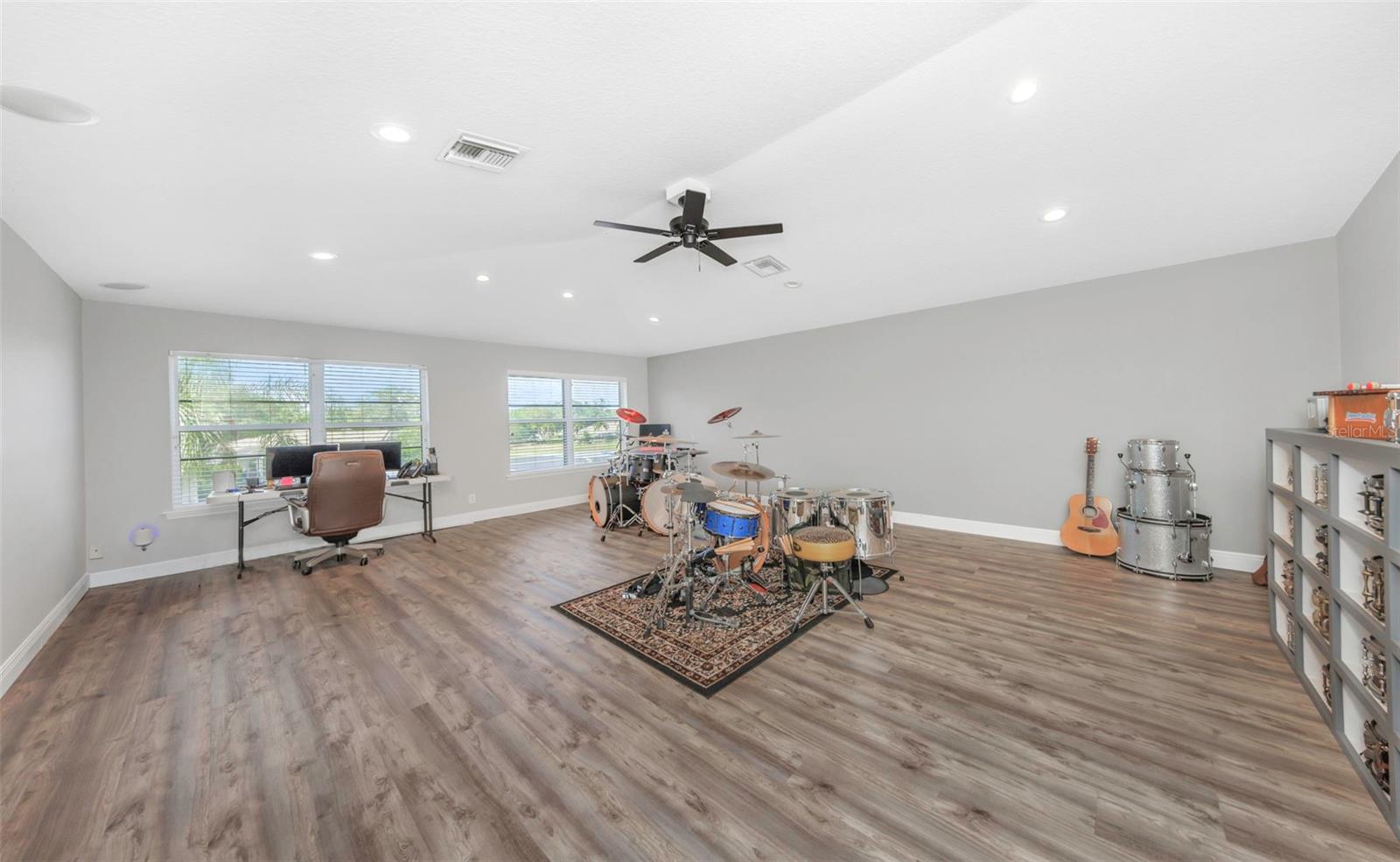 Listing photo id 39 for 3716 Janus Way
