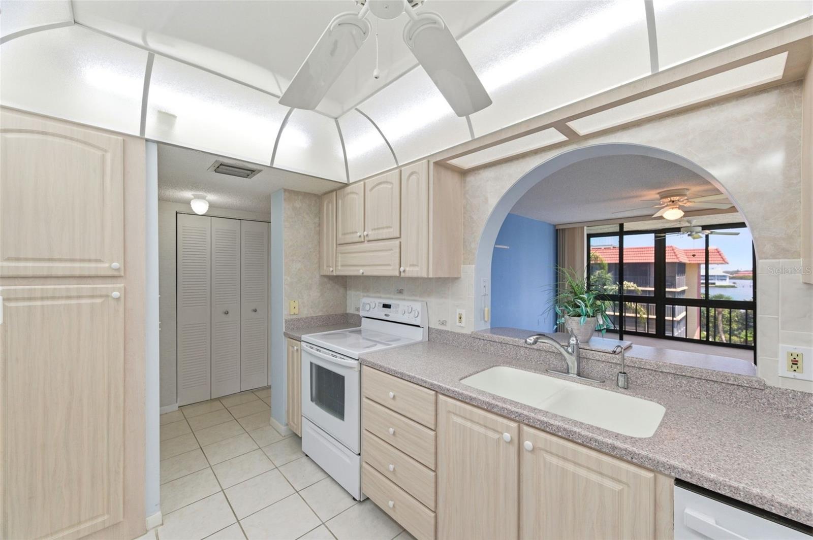Image 10 of 61 For 19701 Gulf Boulevard 417