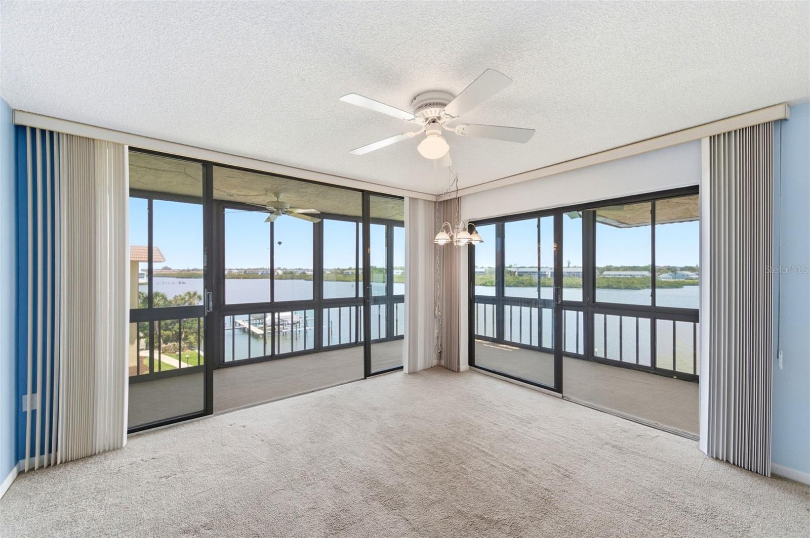 Image 14 of 61 For 19701 Gulf Boulevard 417