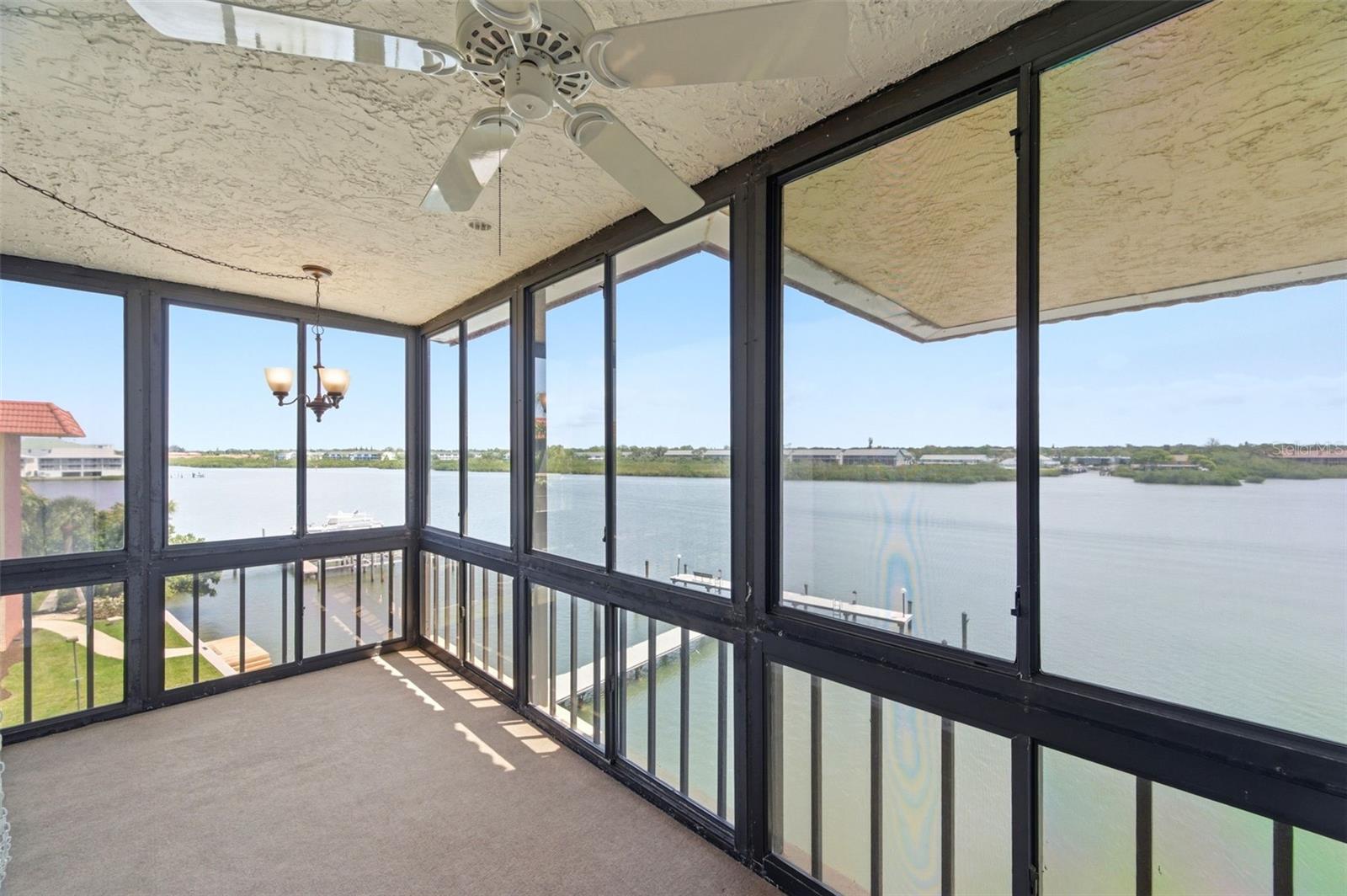 Image 16 of 61 For 19701 Gulf Boulevard 417