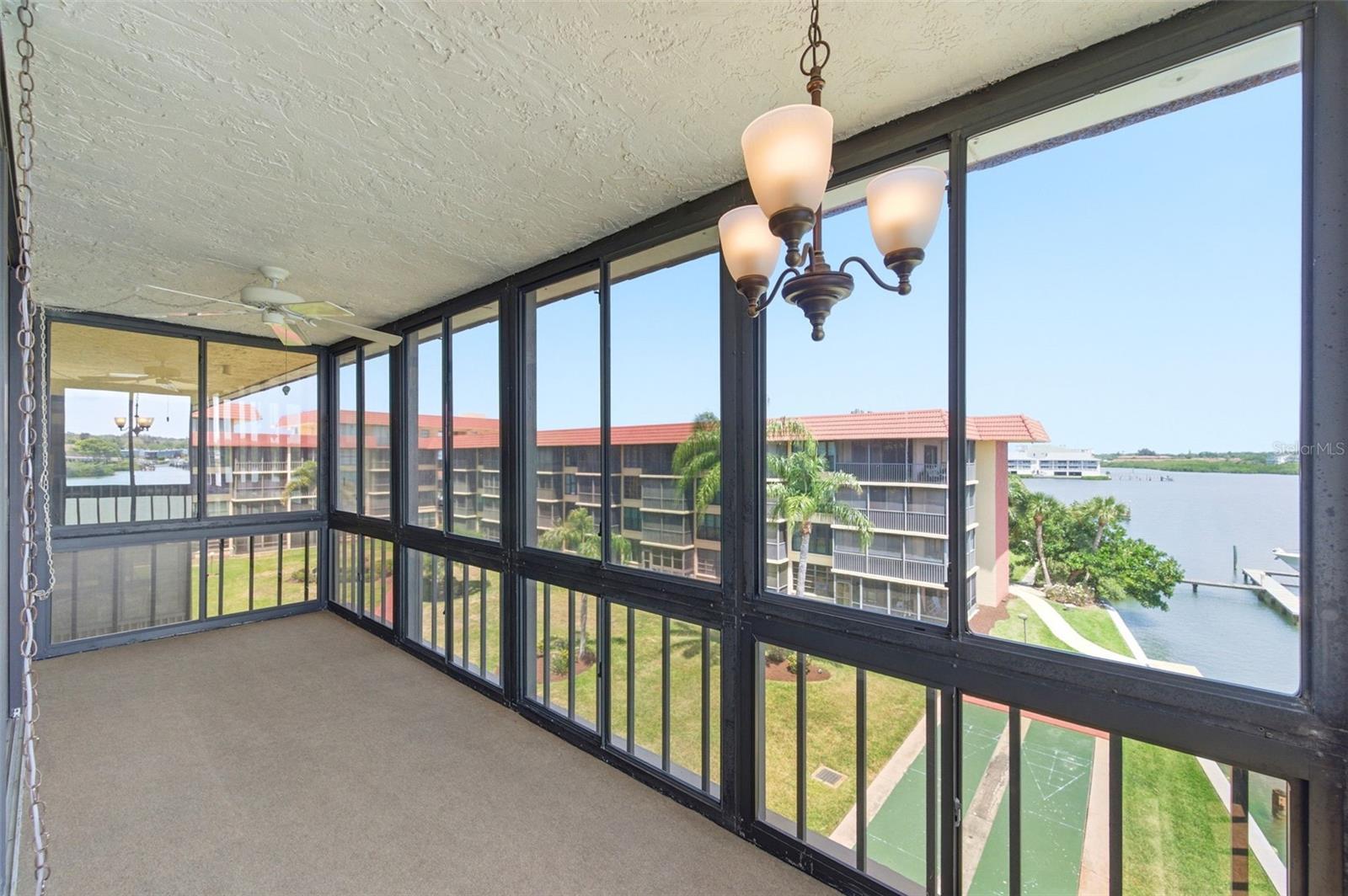 Image 18 of 61 For 19701 Gulf Boulevard 417