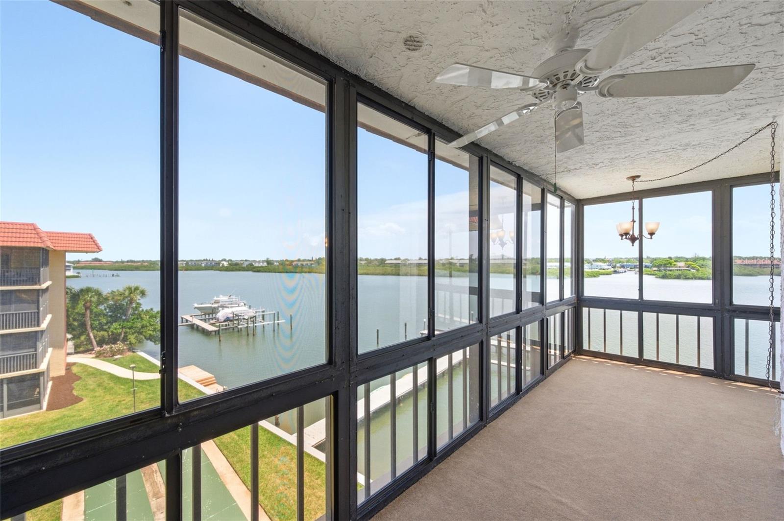 Image 22 of 61 For 19701 Gulf Boulevard 417