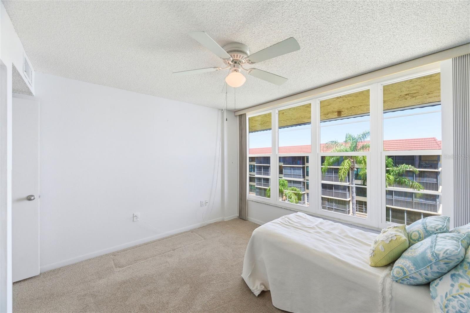 Image 34 of 61 For 19701 Gulf Boulevard 417