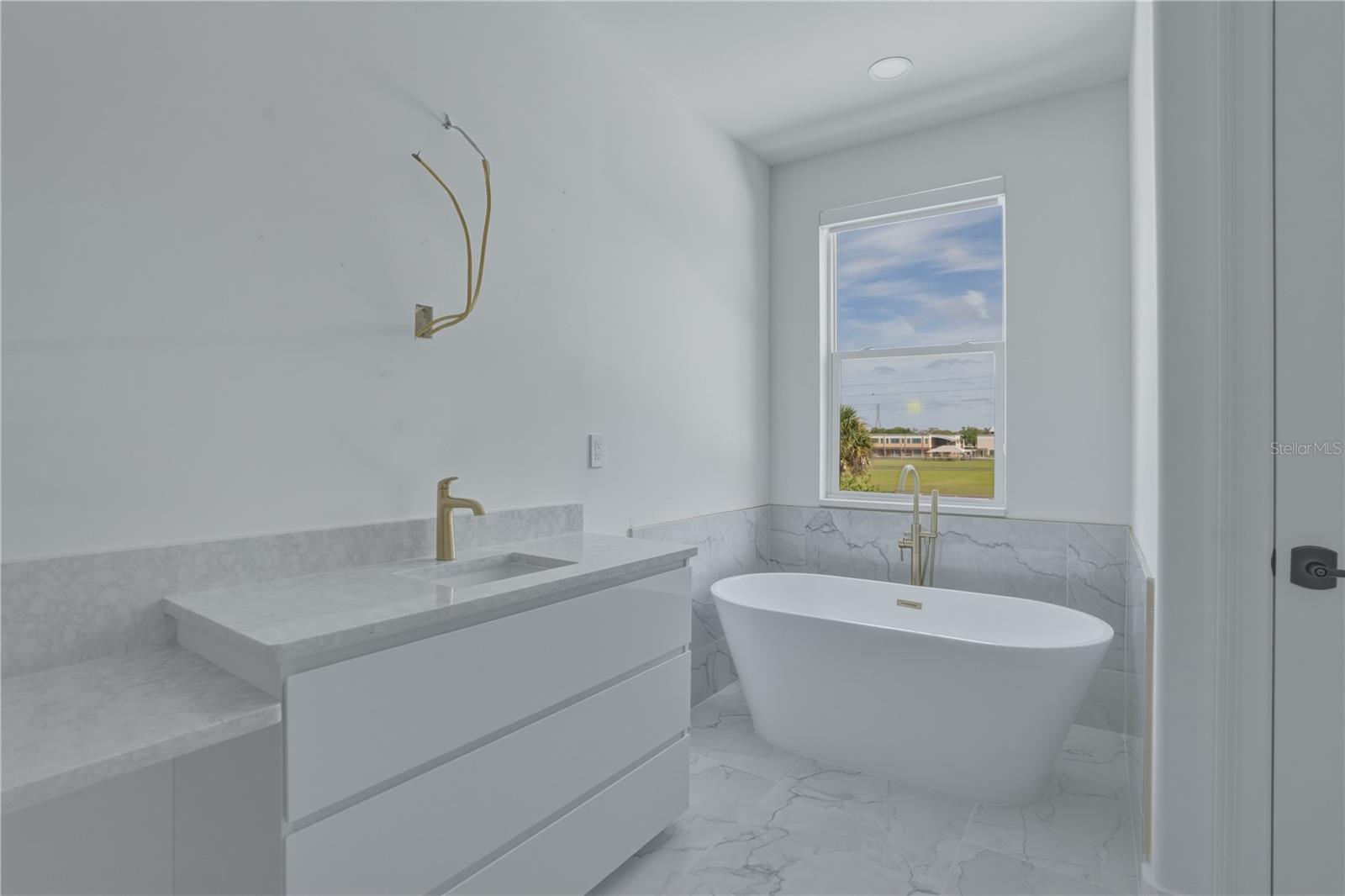 Listing photo id 15 for 685 1st Avenue N