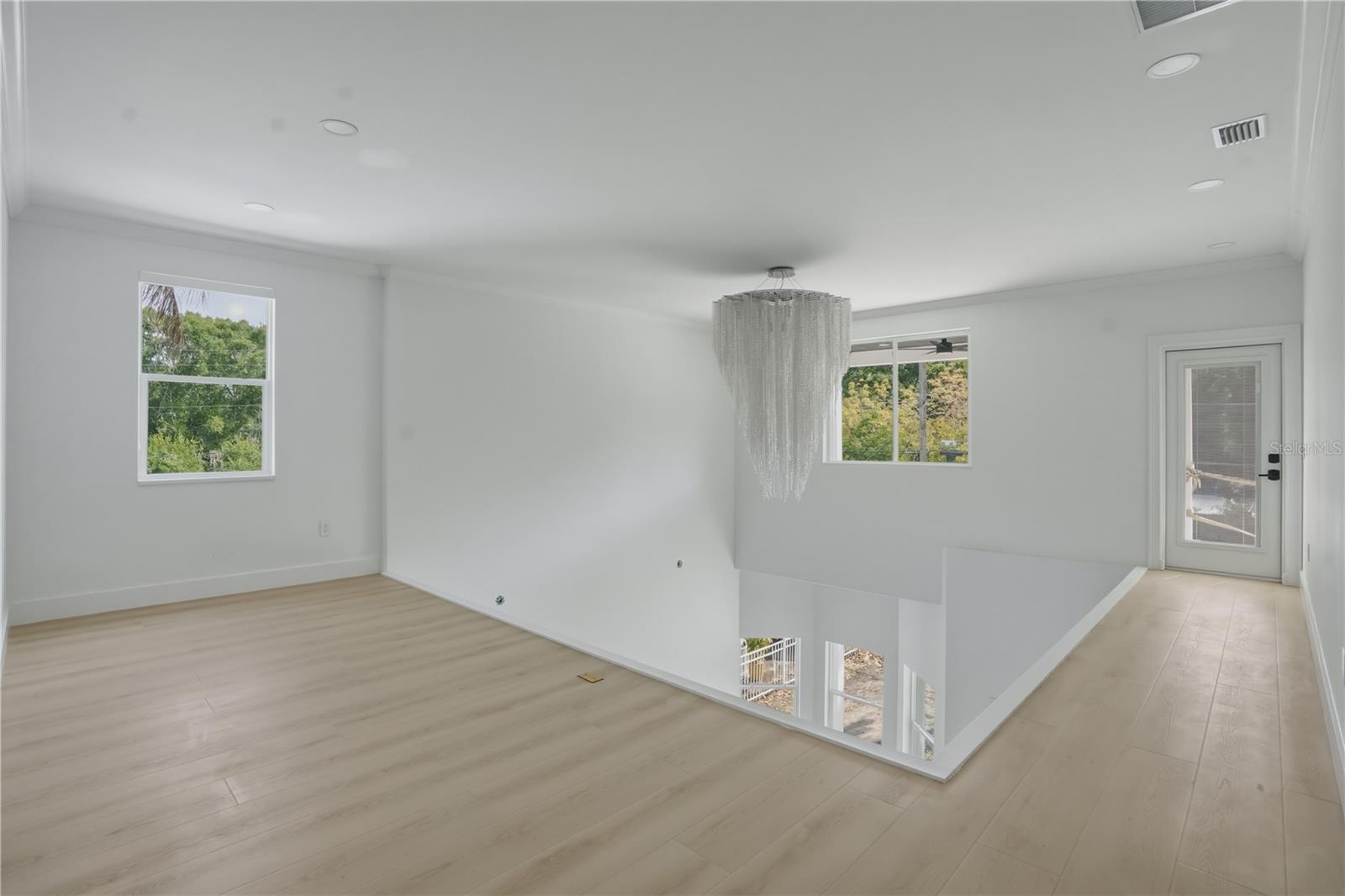 Listing photo id 21 for 685 1st Avenue N