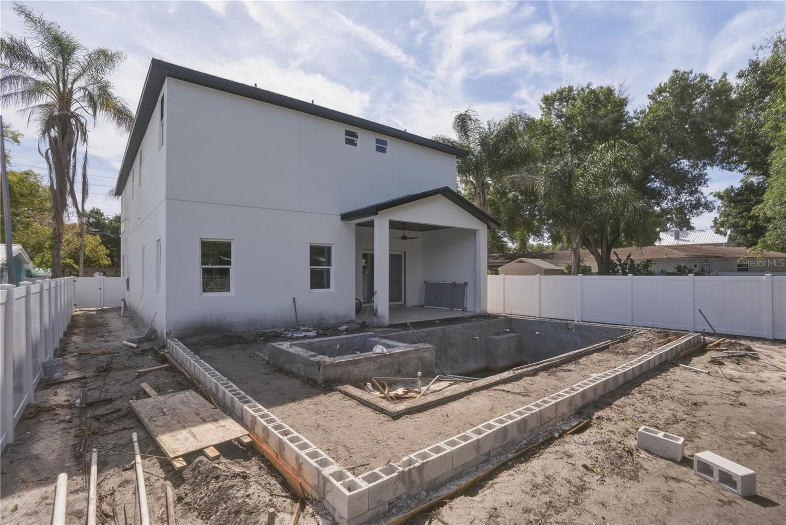 Listing photo id 25 for 685 1st Avenue N