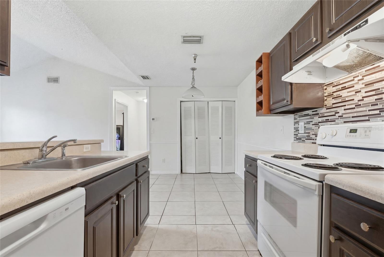 Image 5 of 33 For 10265 Gandy Boulevard N 1806