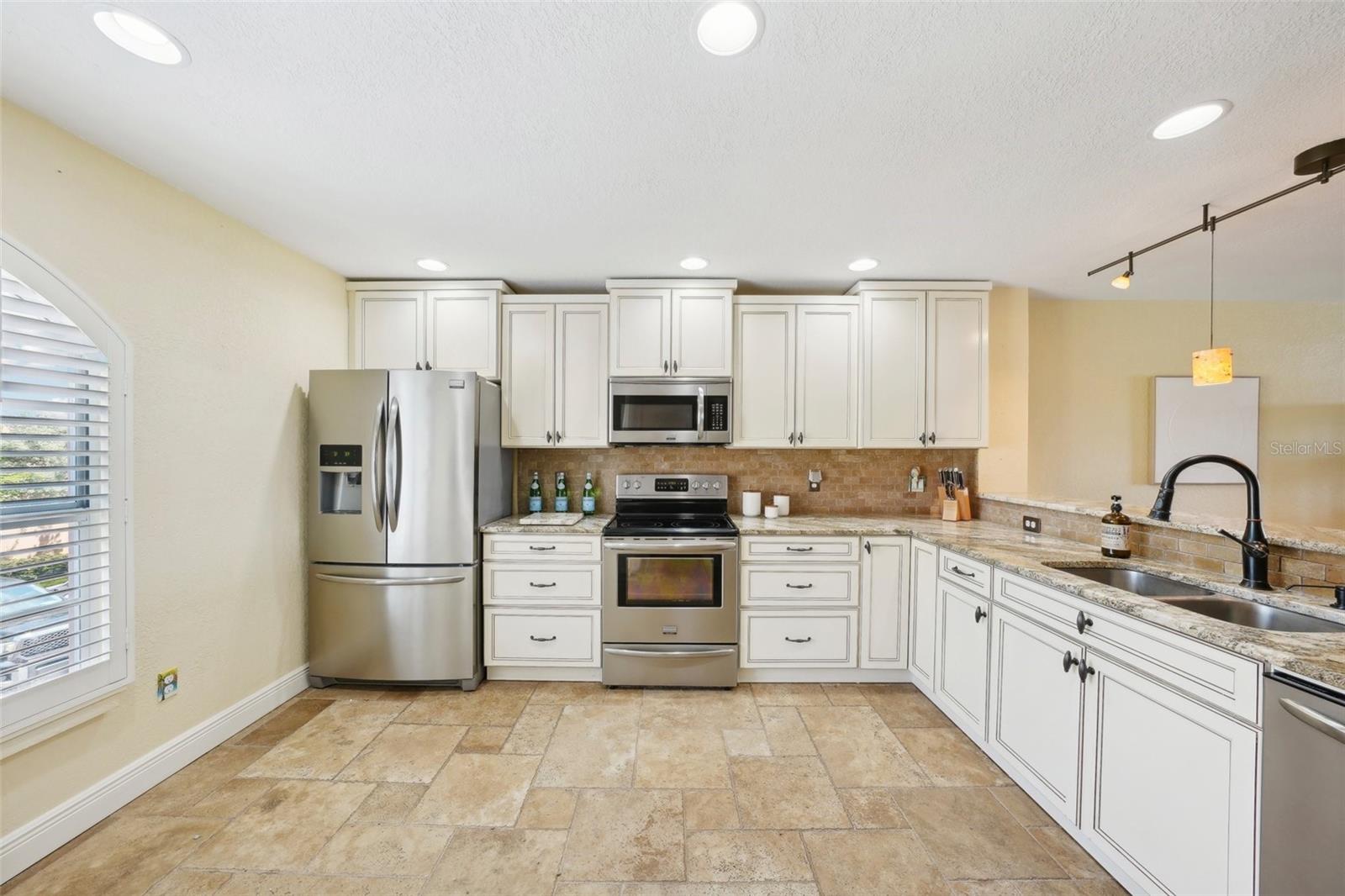Image 11 of 57 For 637 Pinellas Bayway  105