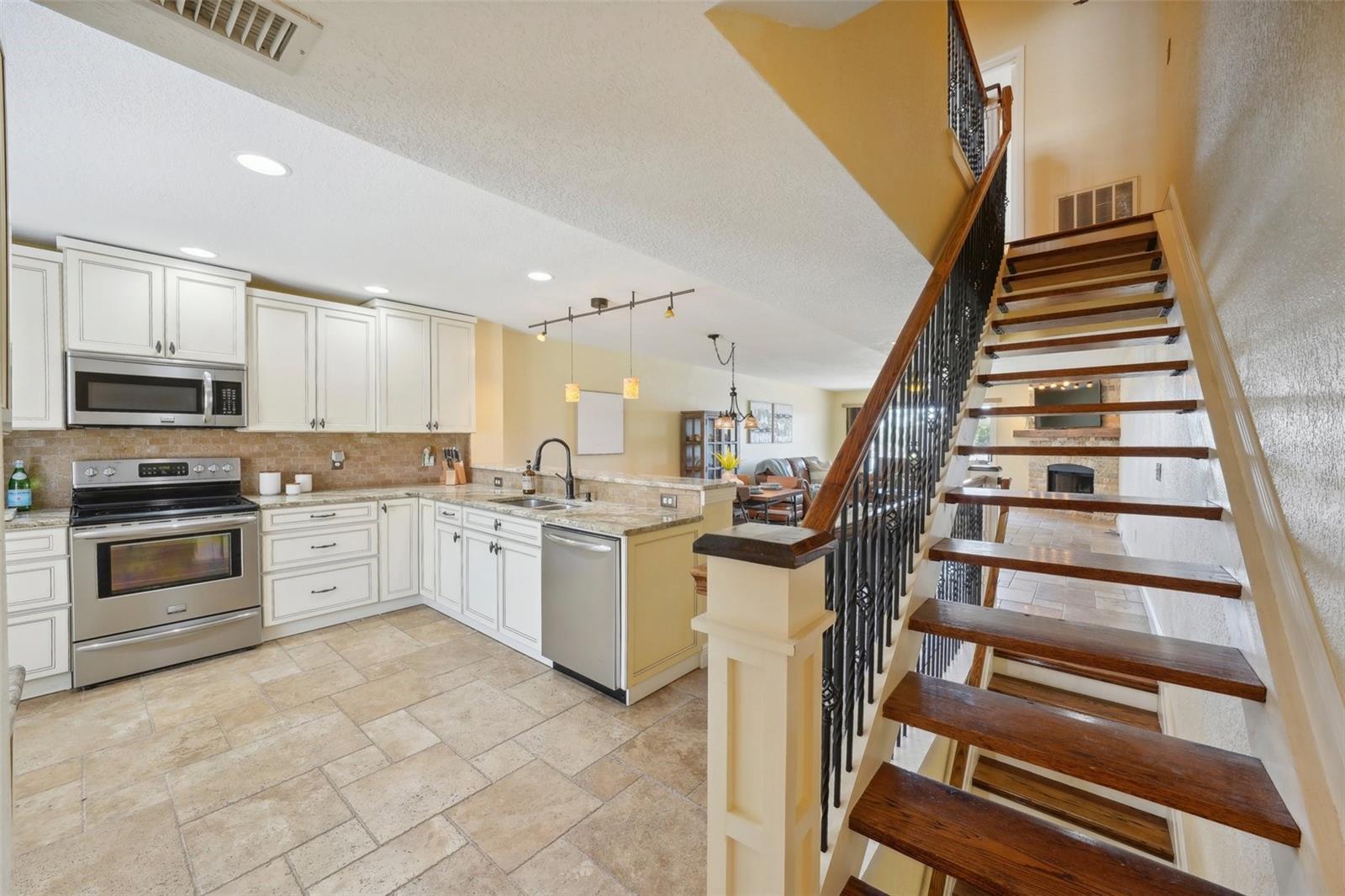 Image 12 of 57 For 637 Pinellas Bayway  105