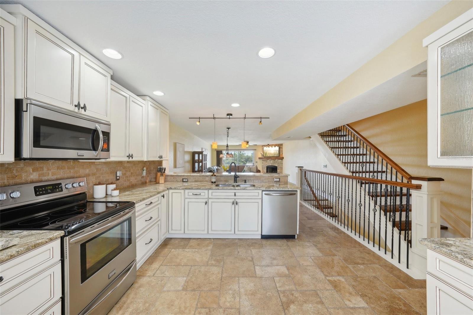 Image 13 of 57 For 637 Pinellas Bayway  105