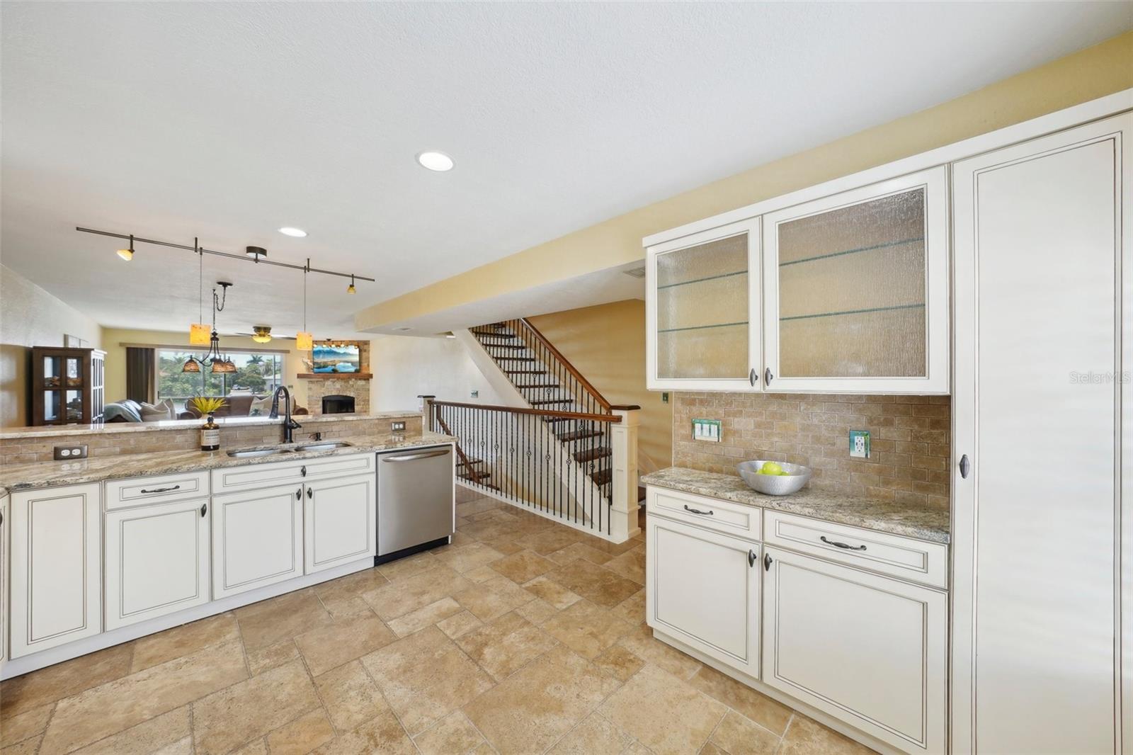 Image 14 of 57 For 637 Pinellas Bayway  105