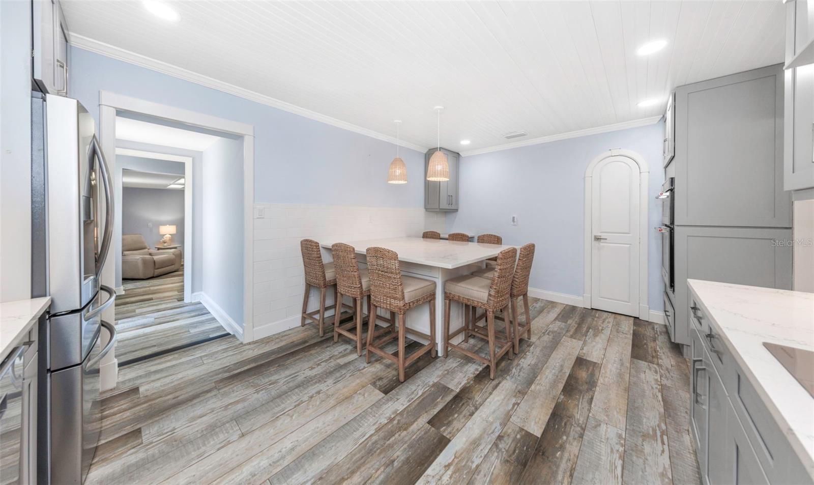 Listing photo id 8 for 2525 53rd Street S