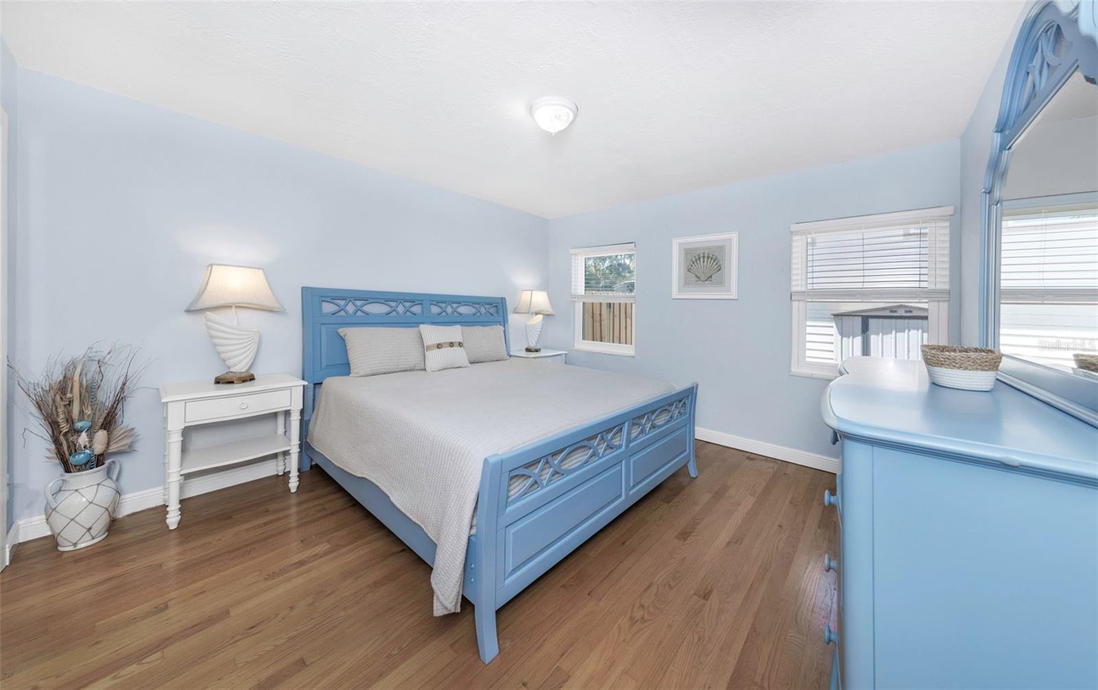 Listing photo id 13 for 2525 53rd Street S
