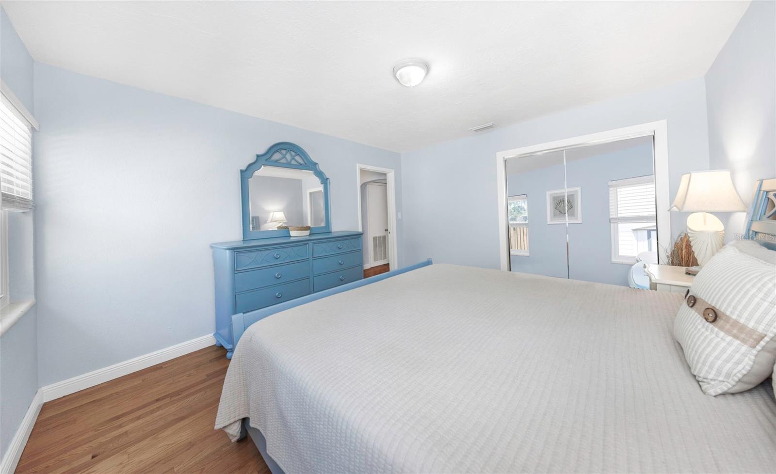 Listing photo id 14 for 2525 53rd Street S