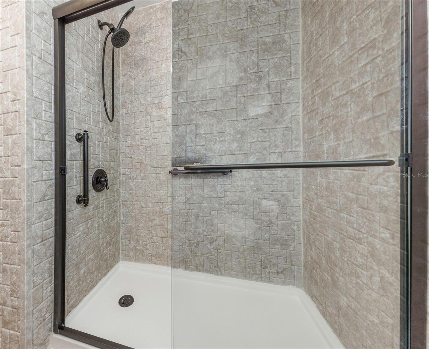 Listing photo id 16 for 2525 53rd Street S