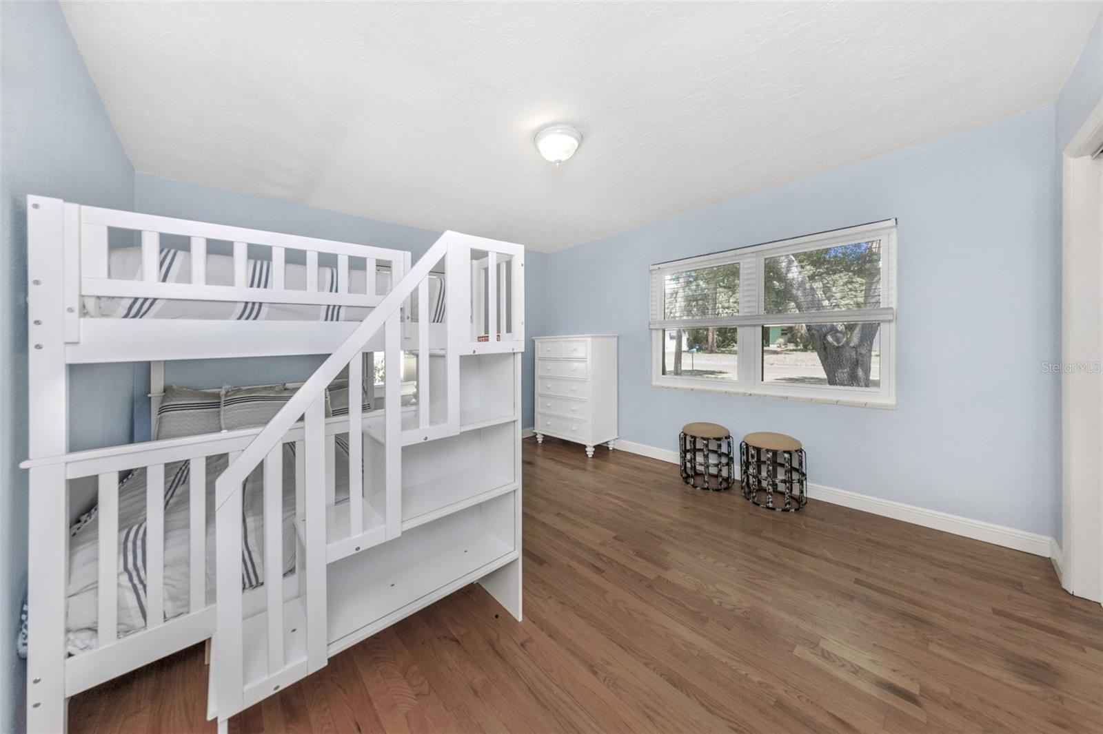 Listing photo id 17 for 2525 53rd Street S