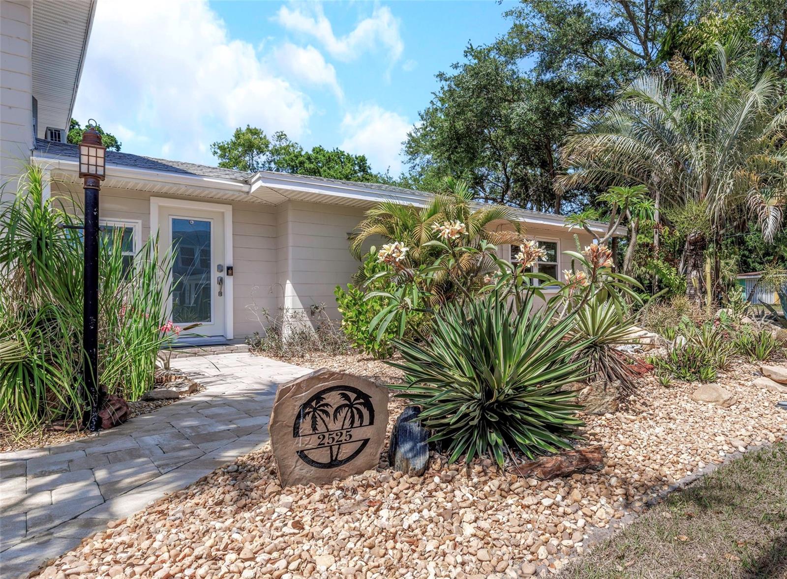 Listing photo id 0 for 2525 53rd Street S