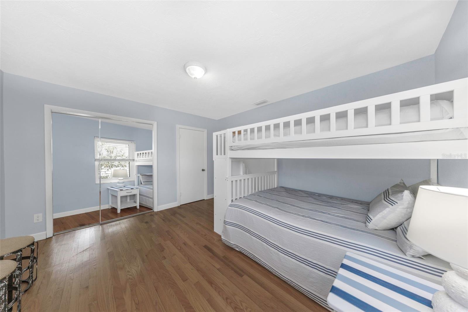 Listing photo id 19 for 2525 53rd Street S