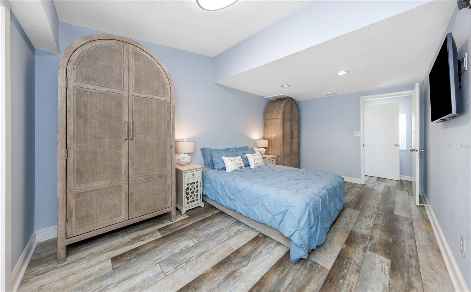 Listing photo id 21 for 2525 53rd Street S