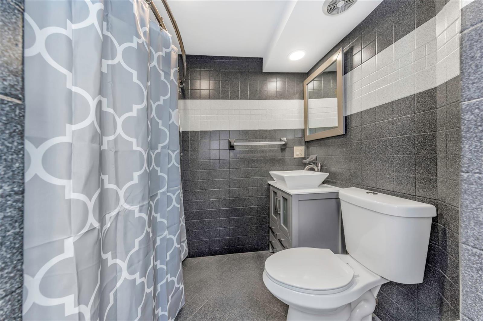 Listing photo id 24 for 2525 53rd Street S