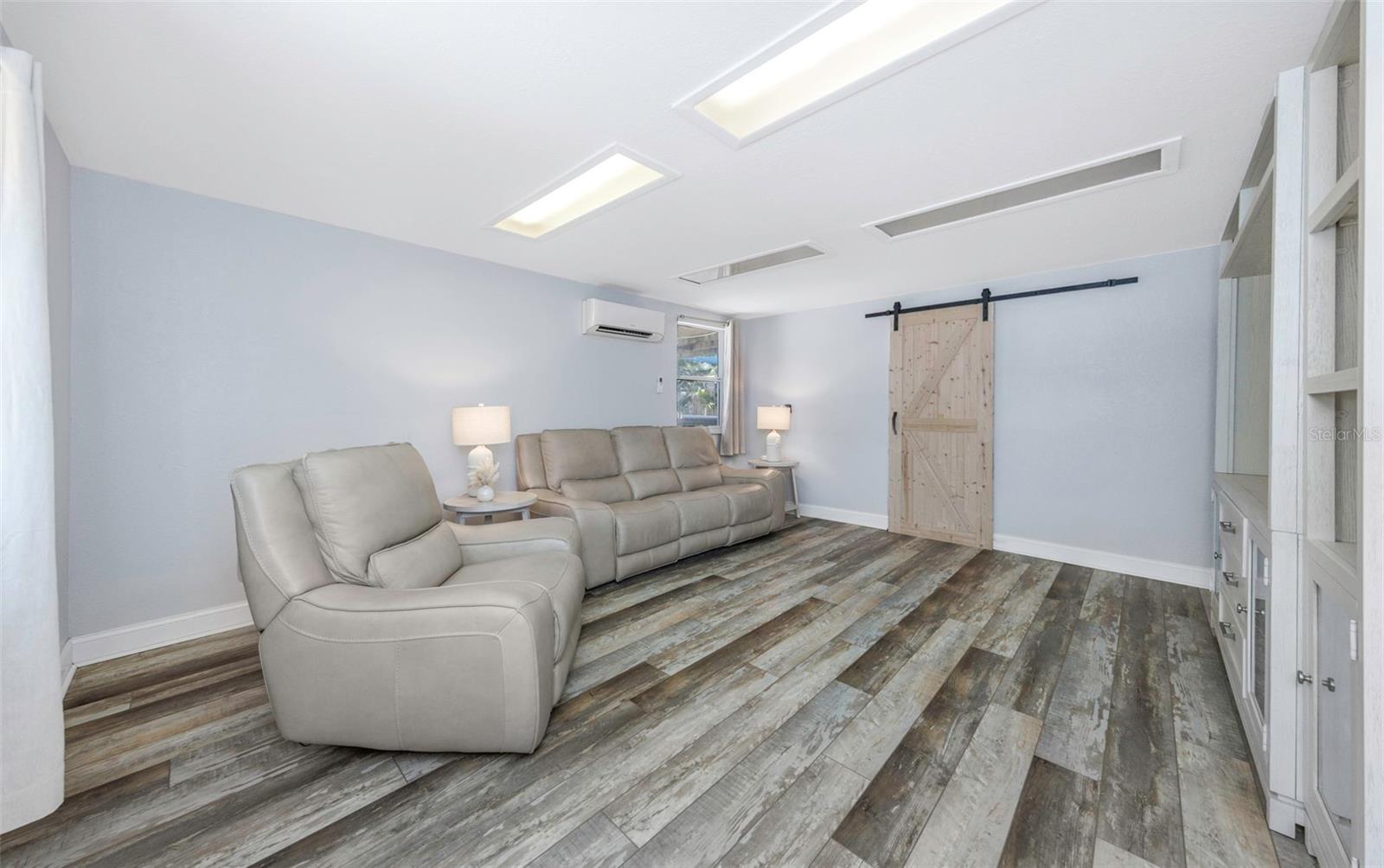 Listing photo id 27 for 2525 53rd Street S