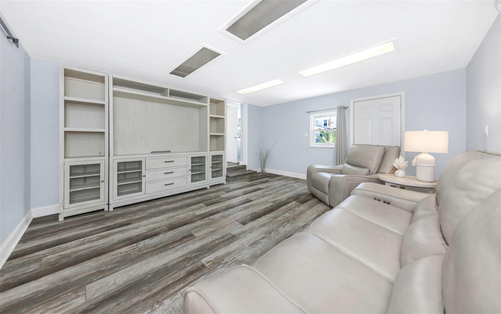 Listing photo id 30 for 2525 53rd Street S