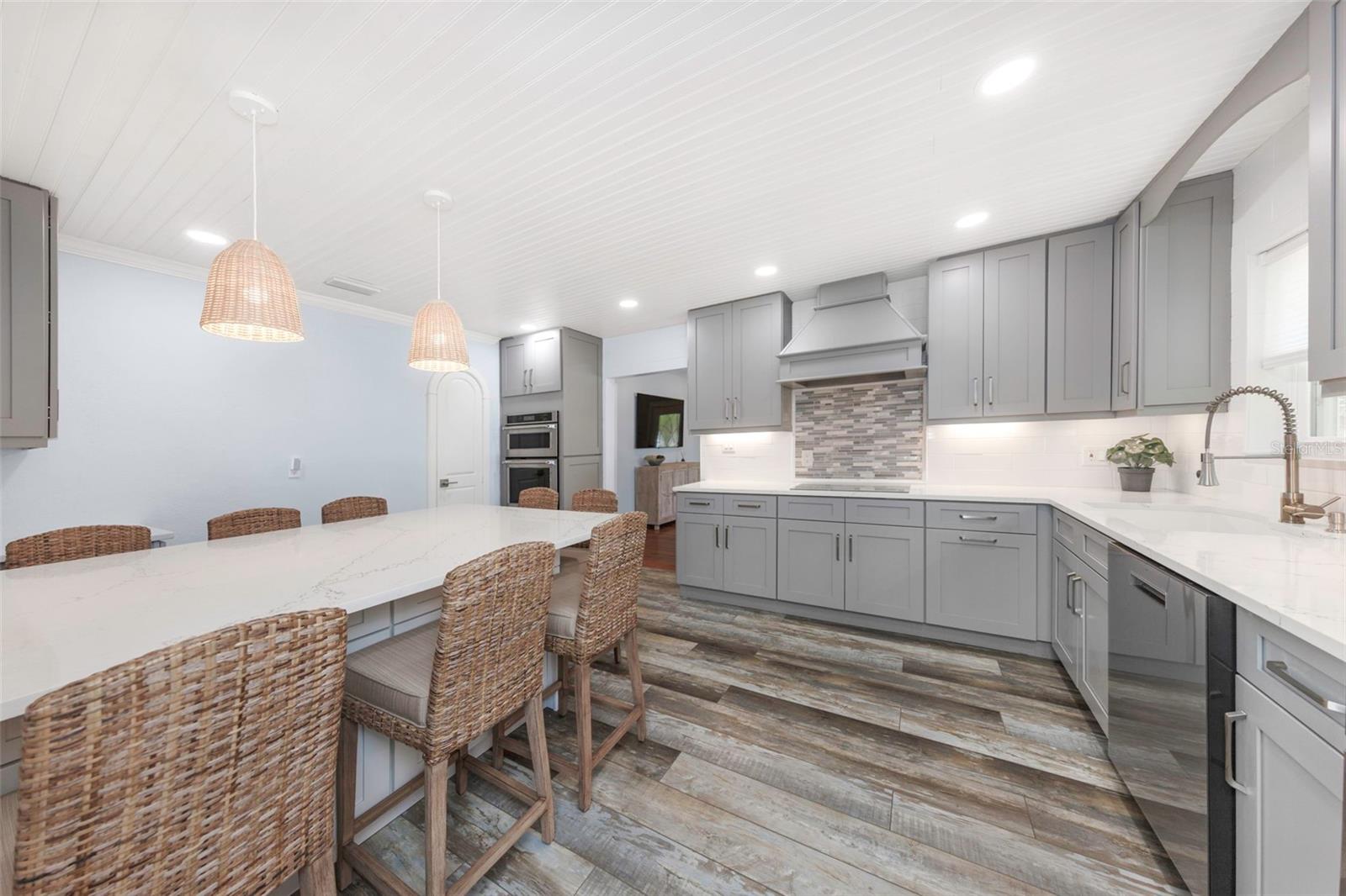 Listing photo id 2 for 2525 53rd Street S