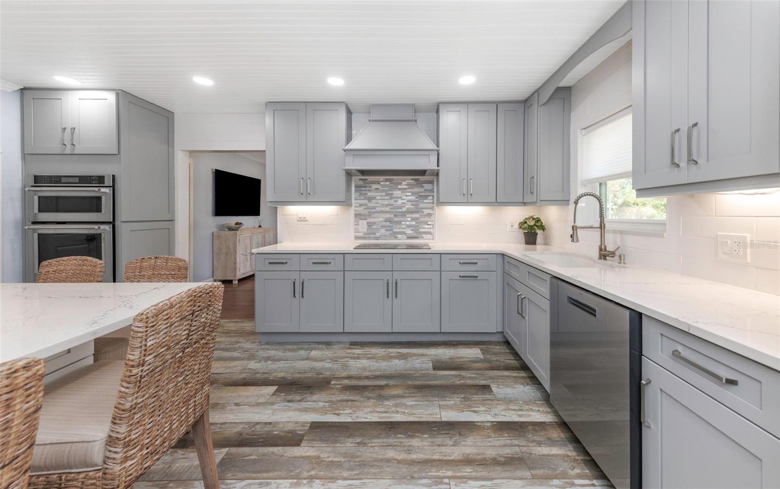 Listing photo id 3 for 2525 53rd Street S