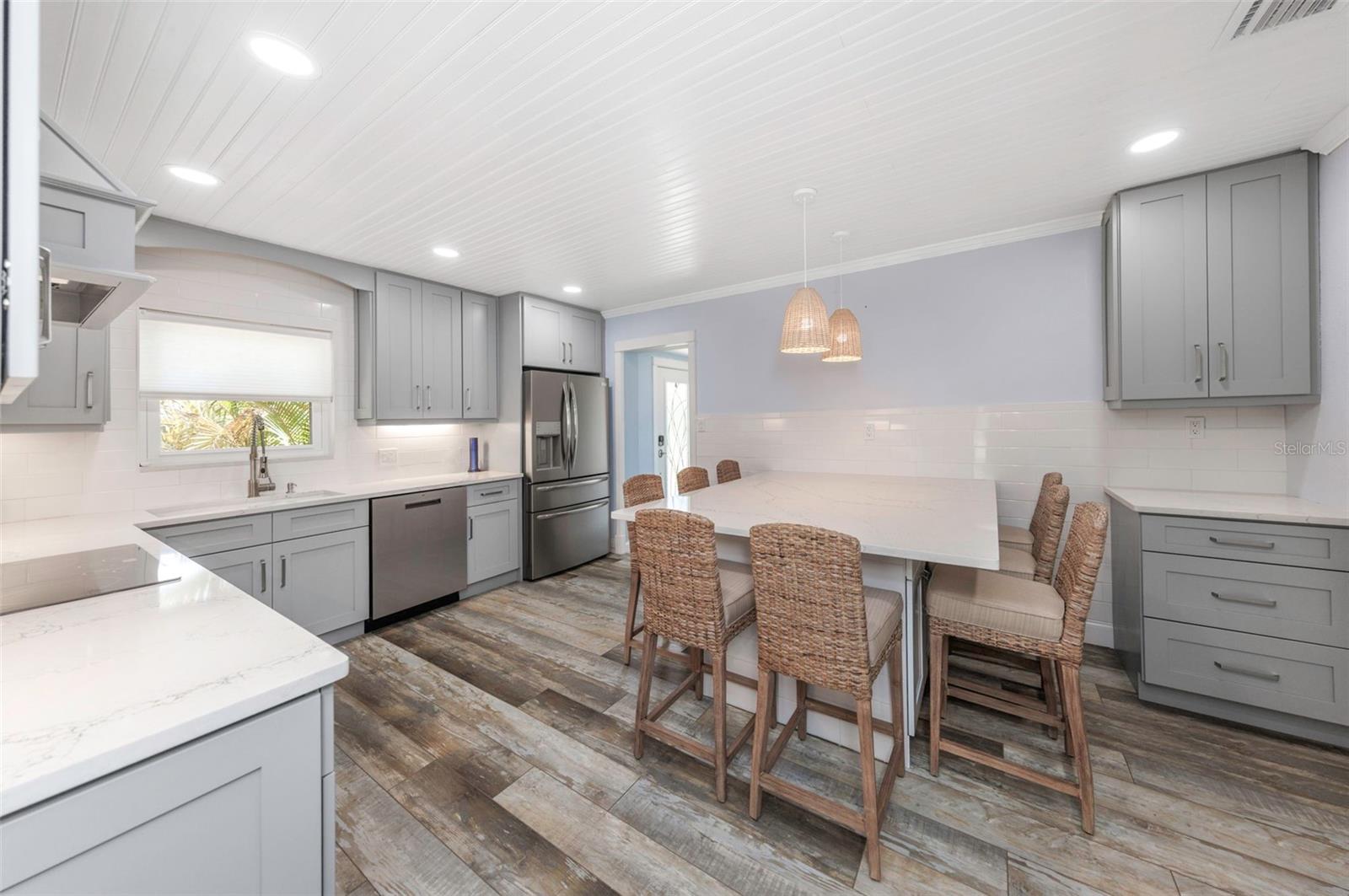 Listing photo id 5 for 2525 53rd Street S