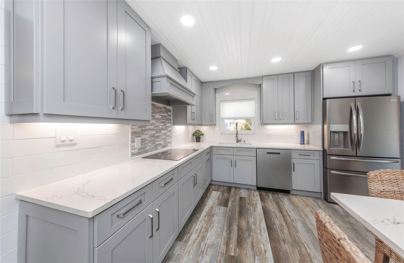 Listing photo id 6 for 2525 53rd Street S