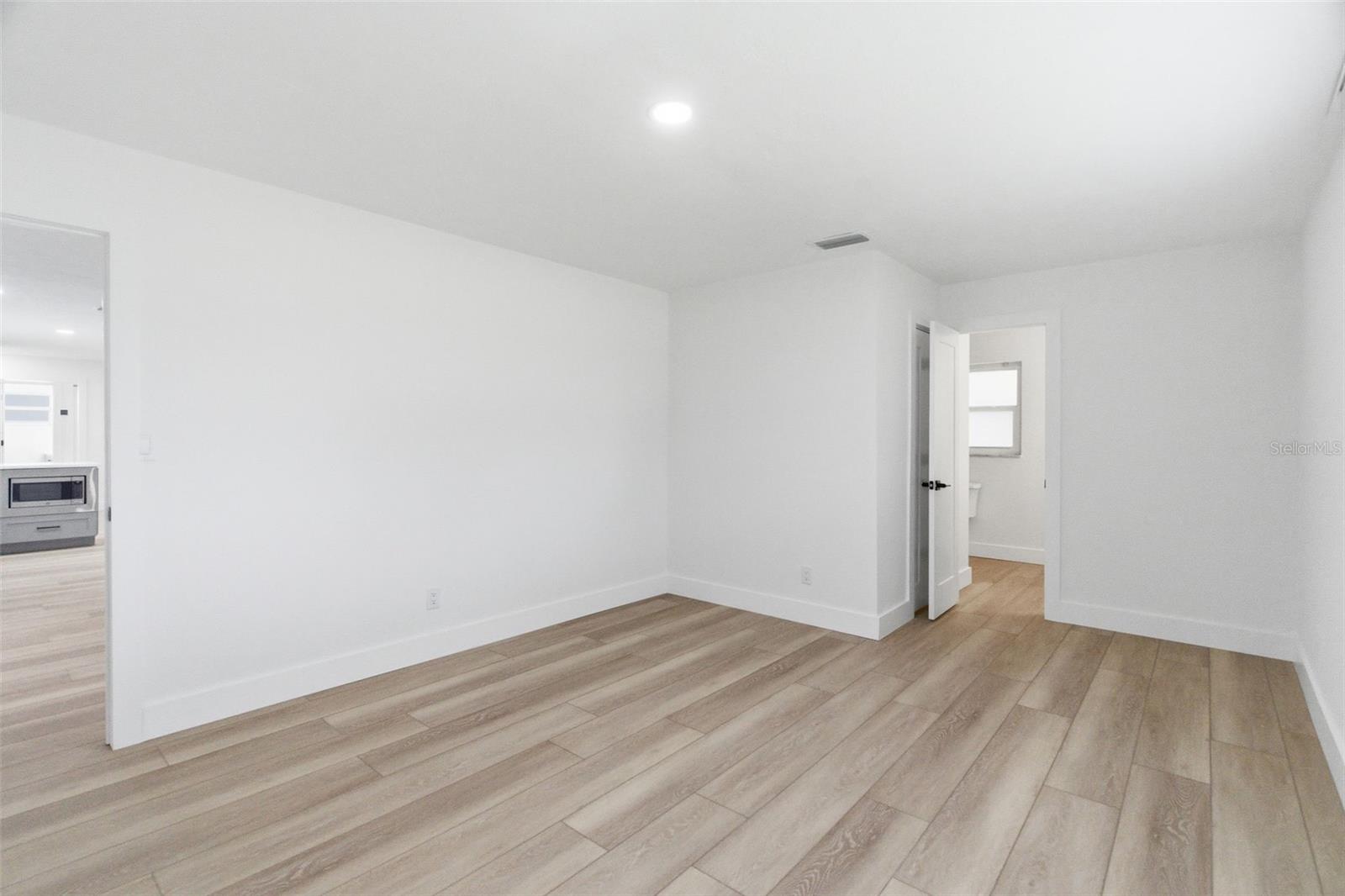 Listing photo id 23 for 1200 80th St S