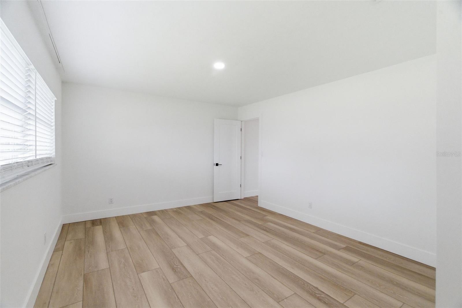 Listing photo id 25 for 1200 80th St S