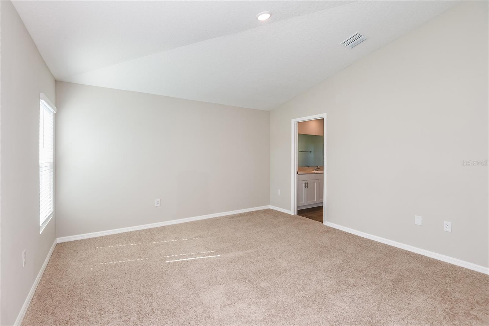 Listing photo id 4 for 5393 San Pietro Drive