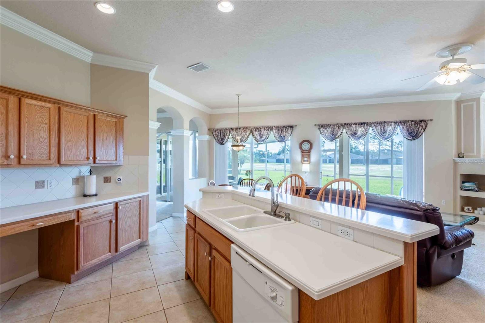 Listing photo id 8 for 7425 Melogold Circle