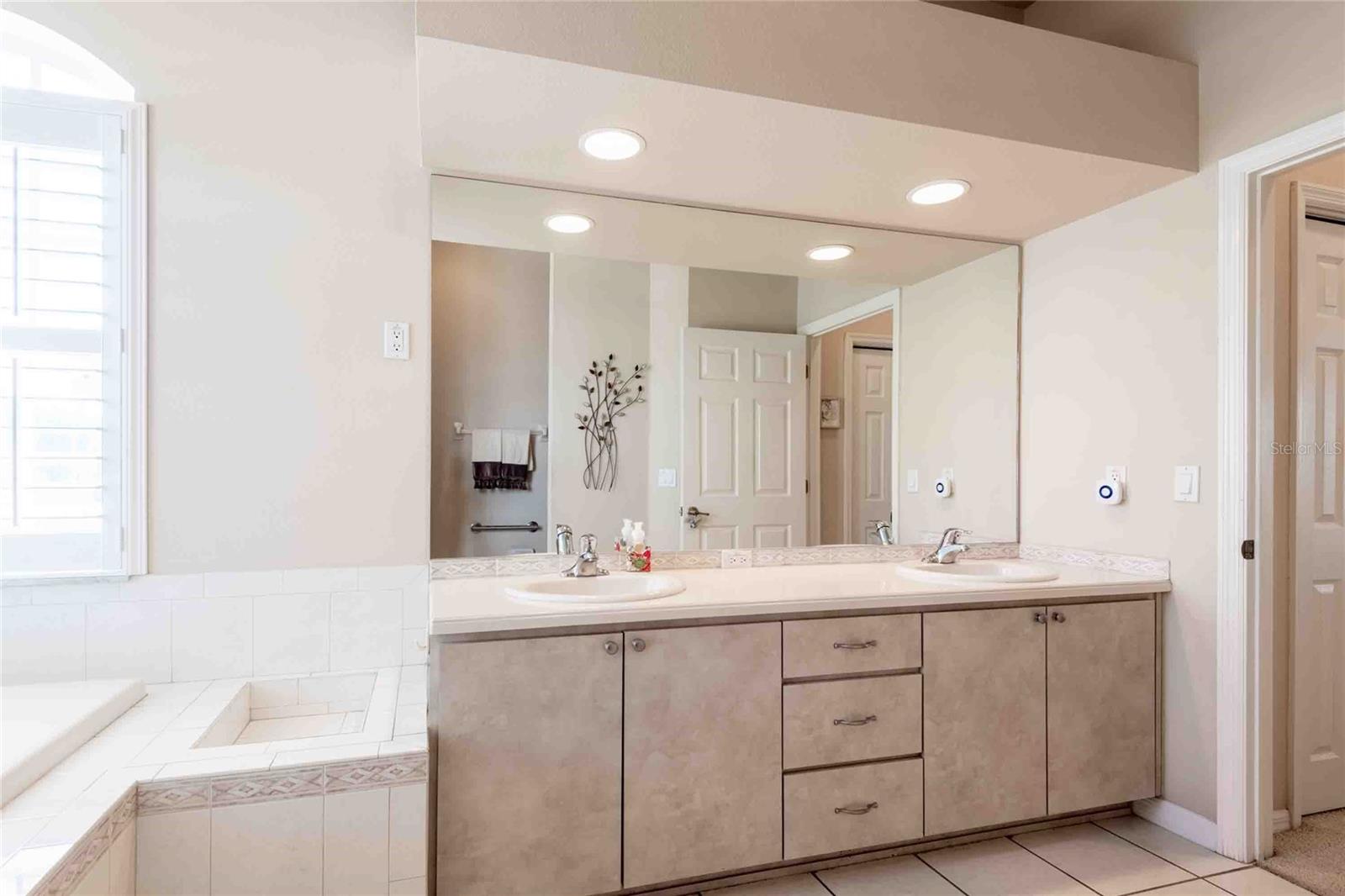 Listing photo id 27 for 7425 Melogold Circle