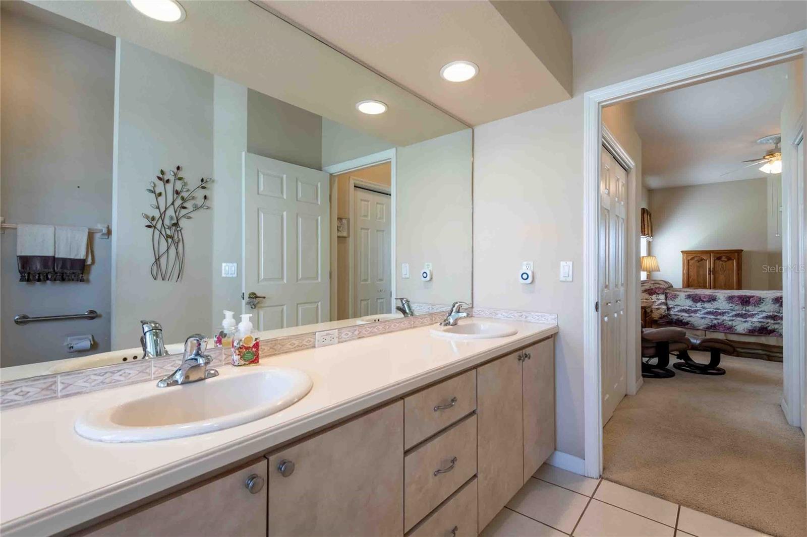 Listing photo id 28 for 7425 Melogold Circle