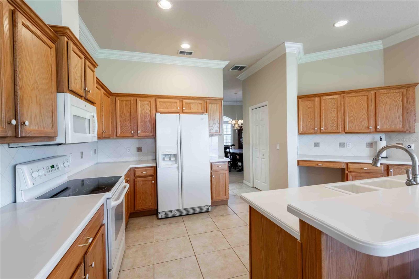 Listing photo id 7 for 7425 Melogold Circle