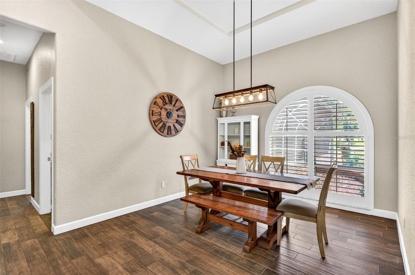Listing photo id 9 for 2603 Cathedral Oaks Place
